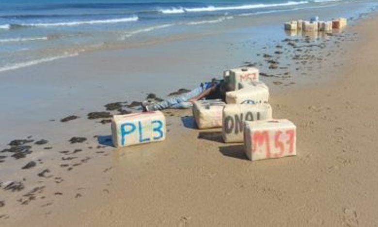 أمواج البحر تلفظ كمية كبيرة من المخدرات بسواحل طرفاية